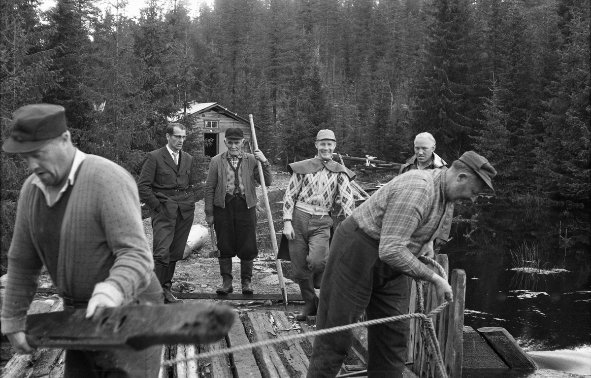 Tapping fra Gråterflodammen. Tømmer i Vesle Ena Klosjøene 1961. 