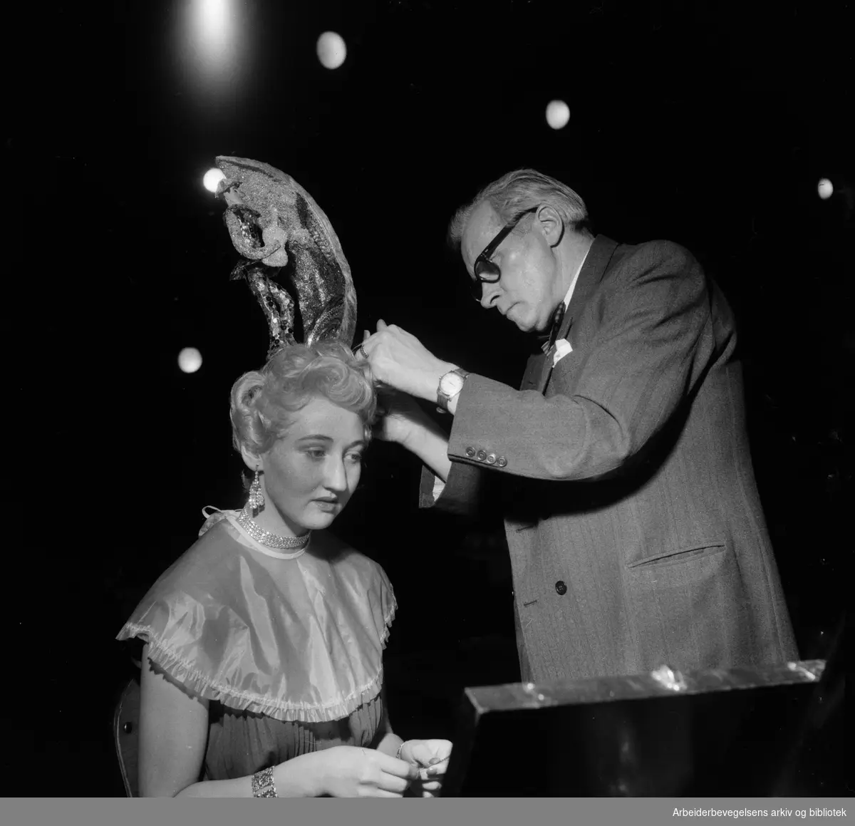Fremvisning av nye frisyrer. Desember 1955. Ingen andre oppl.