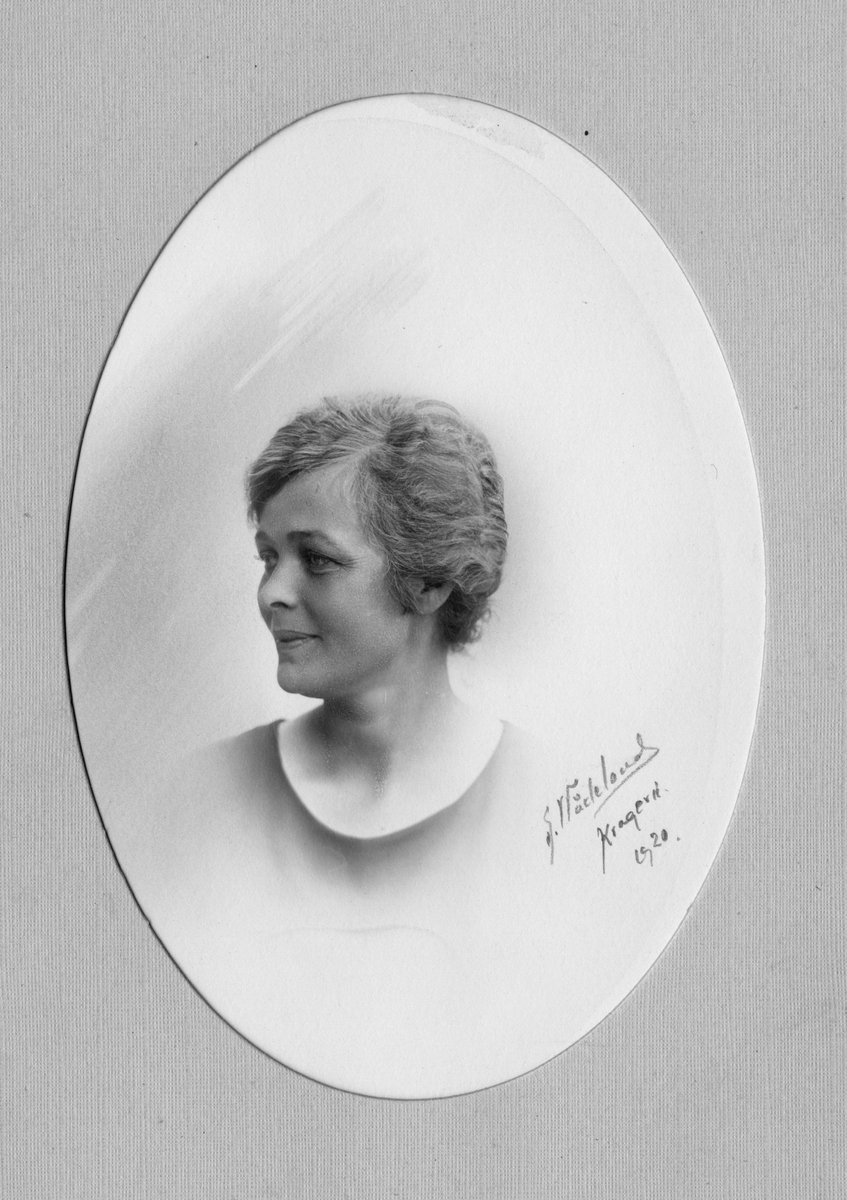 Jenny Biørn, portrett yngre kvinne. Gift med Otto Bolman Biørn