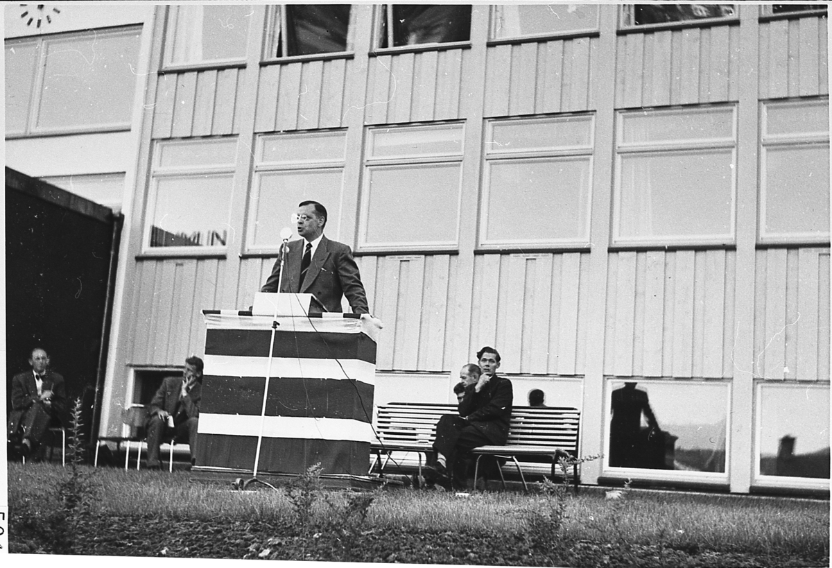 Innvielsen av kommunehuset i Prestfoss, 1957. Sogneprest Havig på talerstolen.