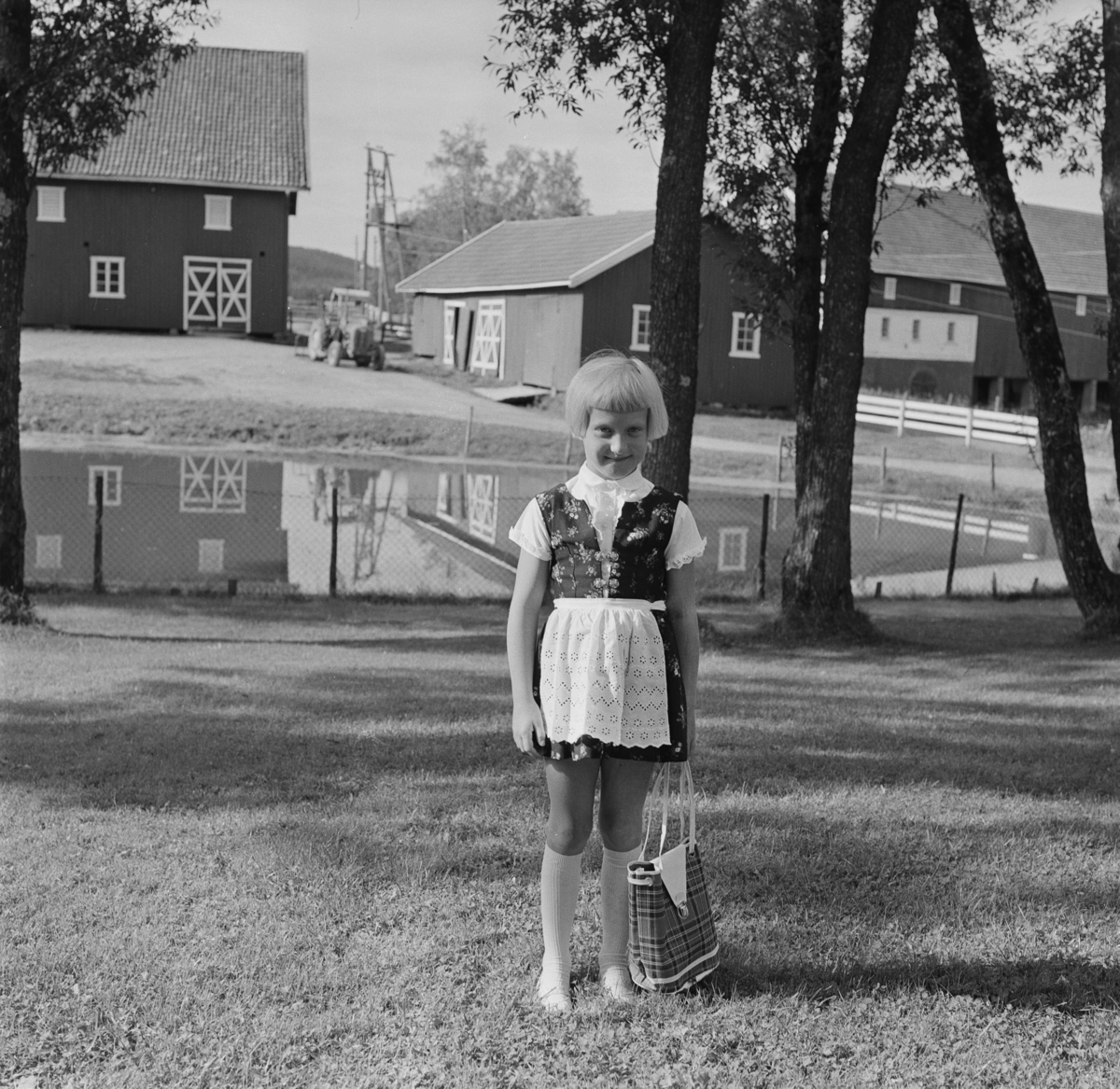 Anne Stokker klar til 1. skoledag. Sørum gård i Gjerdrum 1969