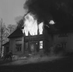 Brann i bygninger hos Birger Olstad i Gjerdrum, 1967