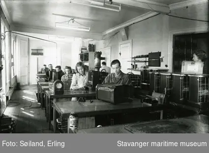 Interiør. Montering av ovner, Elvarm Komedal, i Møllegaten 81, Stavanger. Identisk foto med ST.S 1984-033-0694.