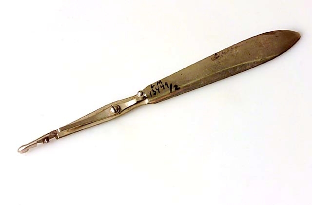 Nålförare (-hållare), 3 st.
1/ Helt i metall. Enl. Hagedorn. (C. Nyrop) Samma som i Werners katalog 1900.  L 15 cm.
2/ Helt i metall. Ena skänkeln 15,6 cm, andra 9 cm.
3/ Helt i metall. L 14,9 cm.