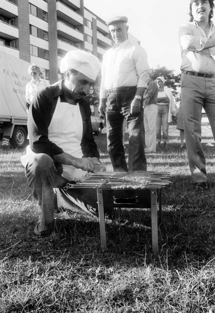 Fem invandrargrupper dokumenterades 1980 av kulturförvaltningen. Den resulterade i utställningar och aktiviteter, där deras olika kulturer presenterades. Här tillverkas syrianska grillspett under ett sommarprogram i Norrestad.