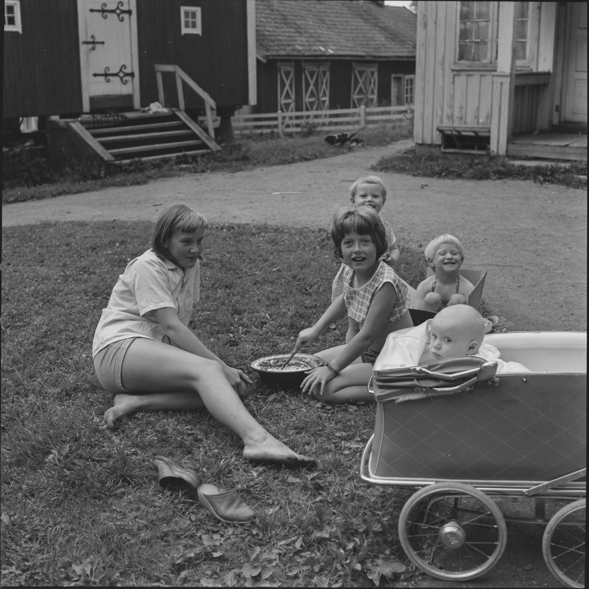 Barn på gårdstun. Gjerdrum 1965