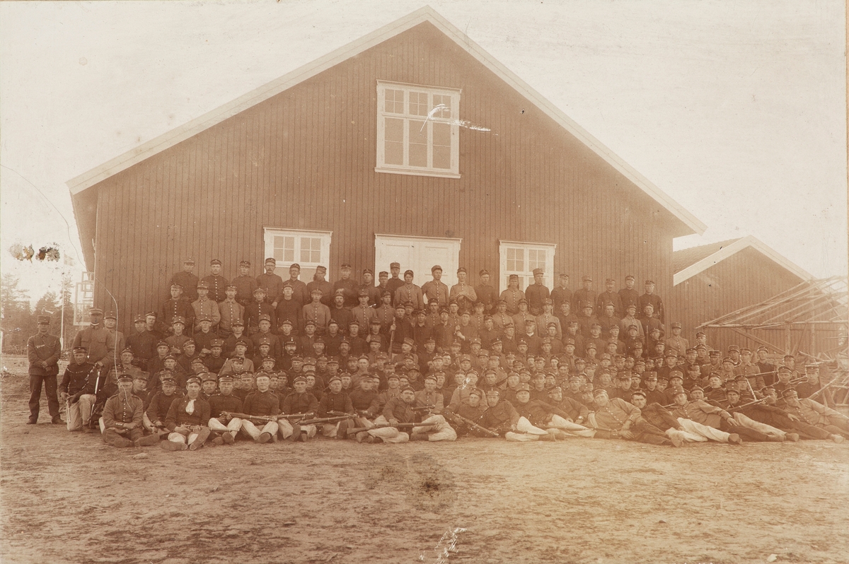 Gruppebilde av Militær avdeling i 1914(?).