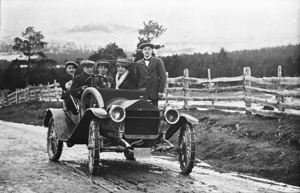 På biltur med Folldal Verks første bil, Metz 1914.