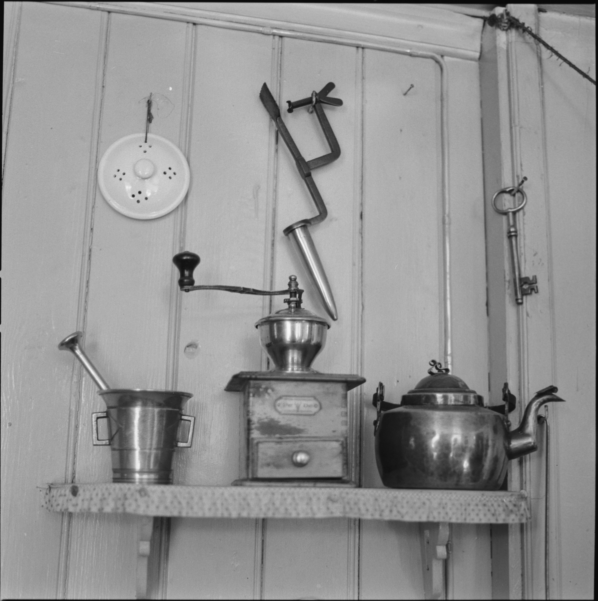 Kjøkkenhylle med morter, kaffekværn og kaffekjele. Tangen i Gjerdrum 1963.
