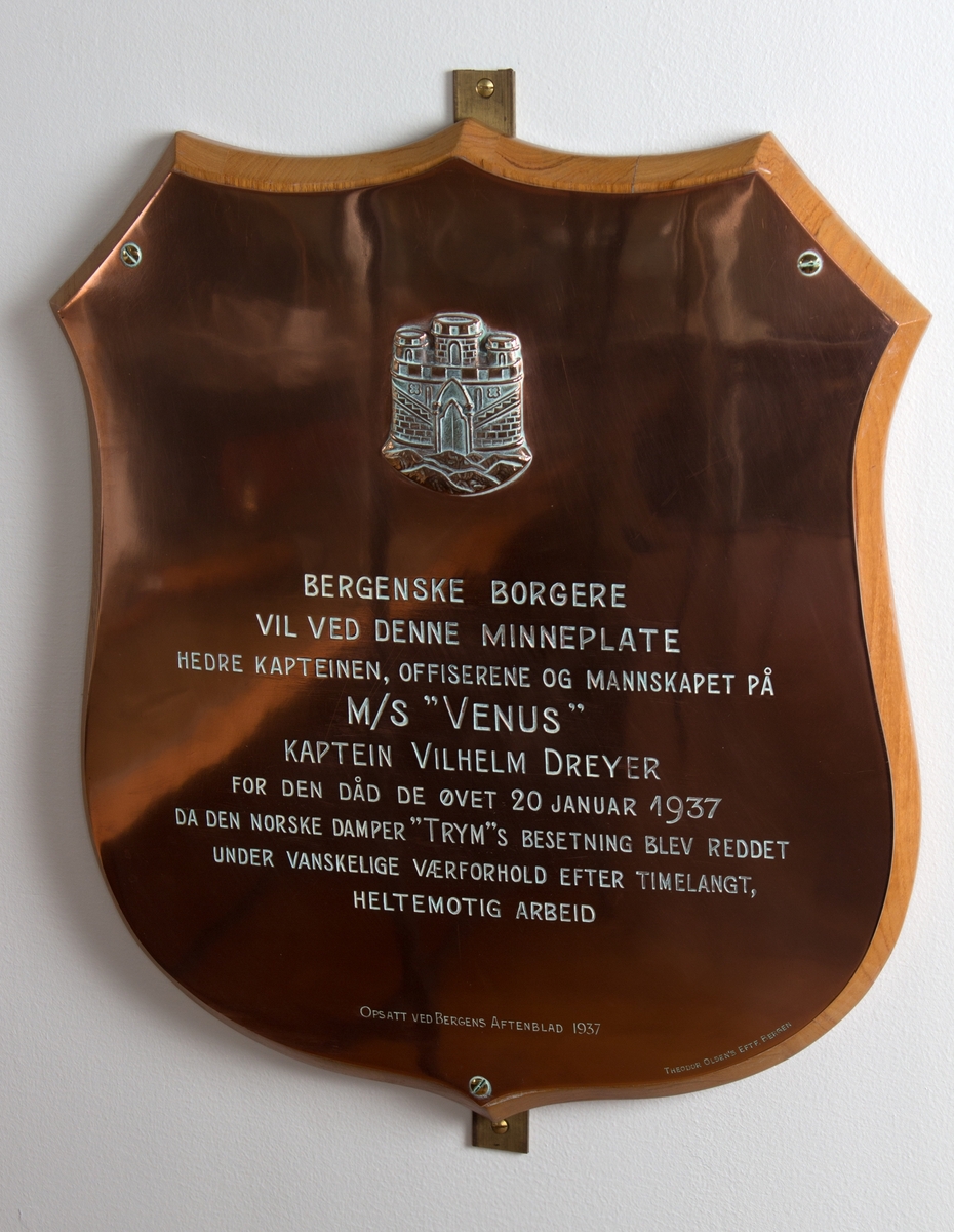 Plakett med tekst inngravert gitt til mannskapet på MS VENUS som den 20, januar 1937 reddet besetningen på DS TRYM.