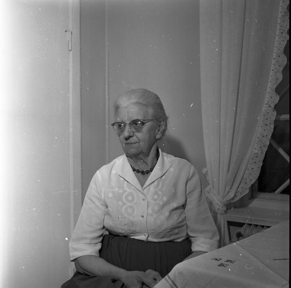 Porträtt av Signe Pettersson, 70 år, i hemmiljö.