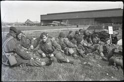Freden. Sola. Soldater fra "Royal Artillery" utenfor hangar 