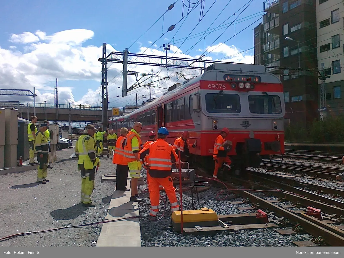 Styrevogn BS 69 676 har sporet av i en sporveksel på det nyanlagte hensettingsområdet på Skamarken på Drammen stasjon