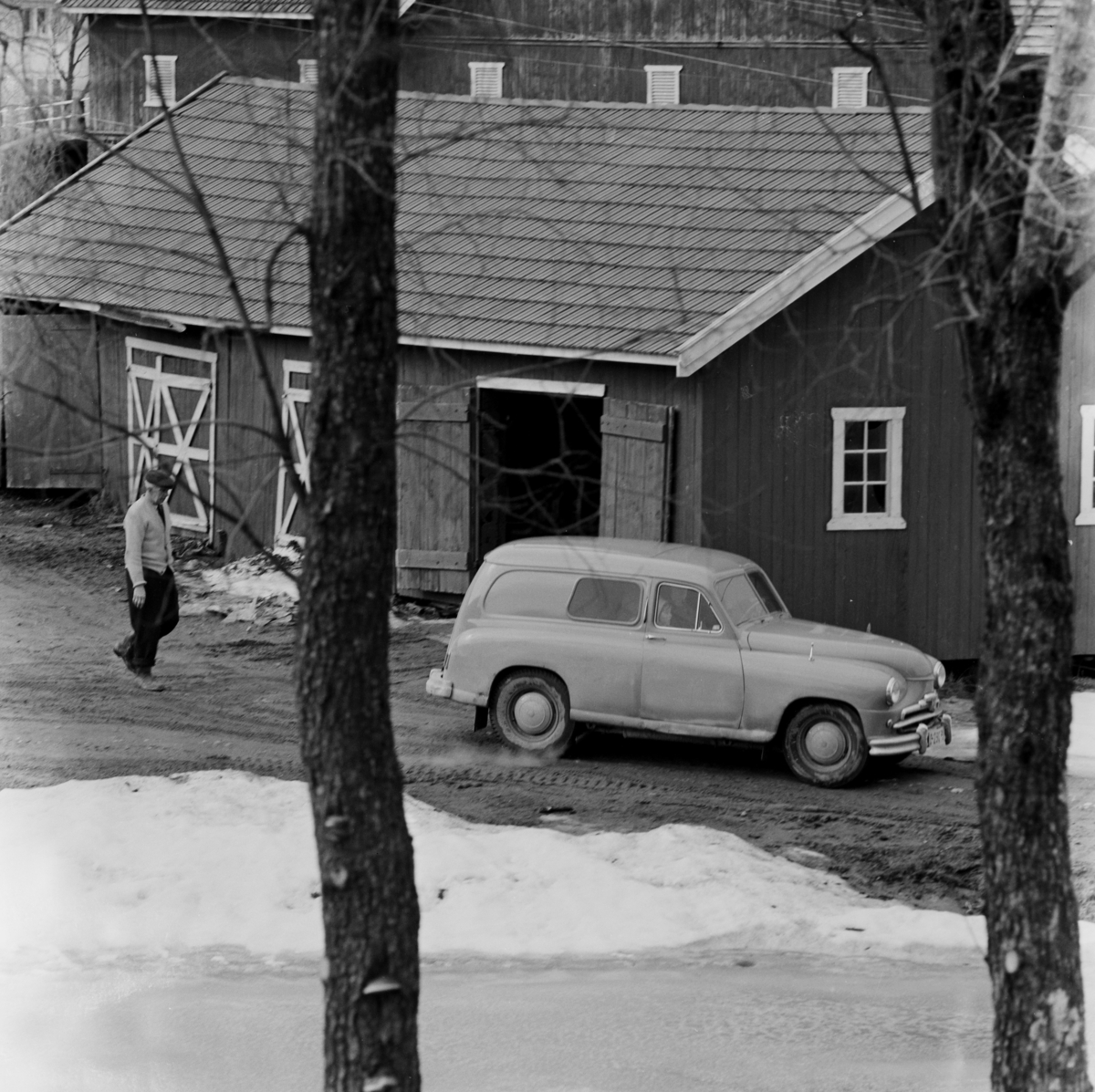 Bil på tunet, Sørum gård. Standard Vanguard varebil fra 1950 tallet.