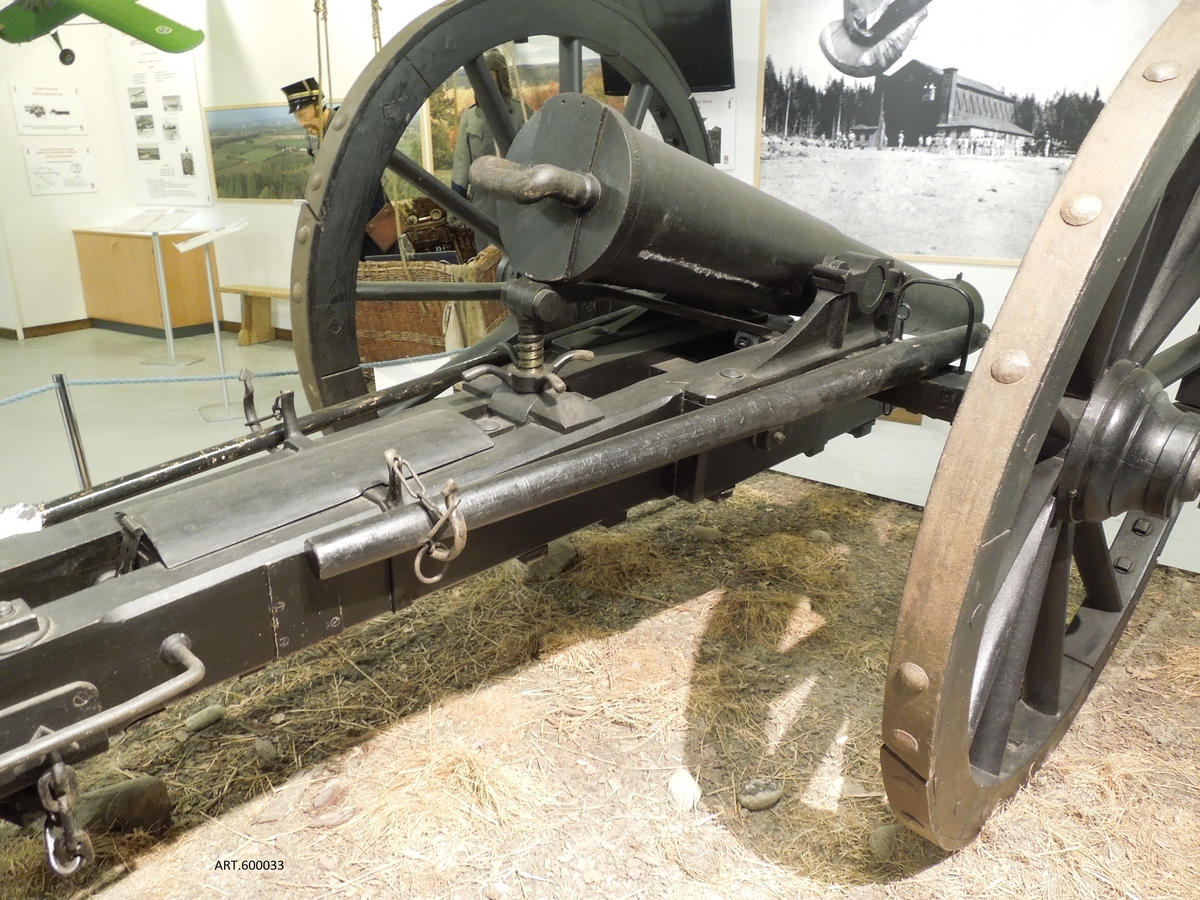 Kanonen tillhör artillerisystemet 1831 som innebar en förnyelse av samtliga modeller i tjänst som hade koppling till sent 1700-tal och de flesta till tidigt 1800-tal.  Lavettyperna för fältartilleriet kunde halveras genom att de nya granatkanonerna och kanonerna parvis kunde ha samma lavett eftersom vikterna överensstämde. Ansvarig för lavetterna en ung löjtnant Wrede sedermera generalfälttygmästare inför nästa artillerisystem 1863. 

Kanonen ingår i museet i ett utställt 6-spann inklusive föreställare med 6 hästar. 
Vikt ca 1400 kg. 6p här = 9,62 cm.
Skottvidd, direktskjutning, normalt max ca 600 meter, stora mål ca 1000 m. 

Föreställaren finns särskilt registrerat på eget nummer.