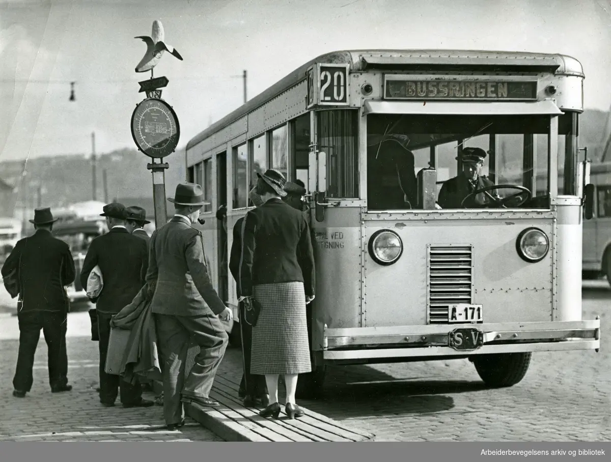 Oslo Sporveiers rute 20 gikk også under navnet Bussringen, 1938. Her fotografert på holdeplassen i Havnegata ved Østbanen. Bussene ble produsert ved Strømmen Verksted.