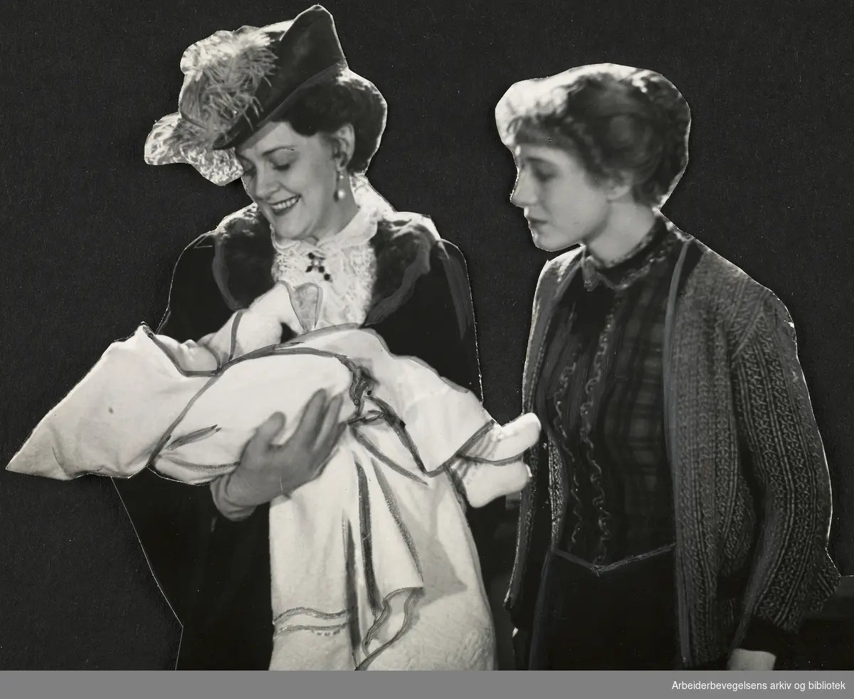 Stillsfoto fra Rasmus Breisteins spillefilm "Ungen" 1938. Kisten Monrad-Aas og Eva Sletto.