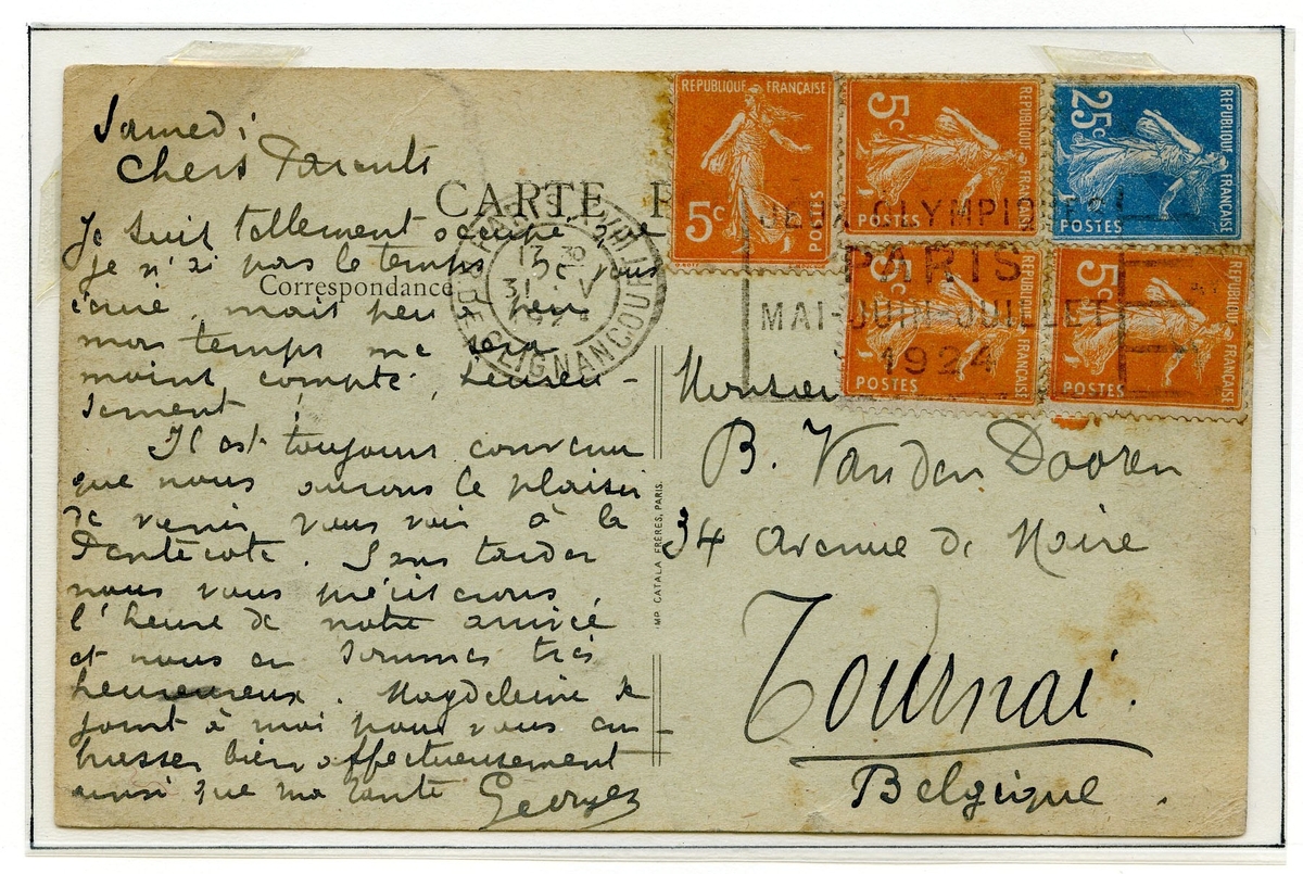To postkort montert på albumside. Det første postkortet er frankert med to franske frimerker, ett oransje a 5 cent og ett blått a 25 cent, begge type semeuse. Det andre postkortet er frankert med fem frimerker - fire oransje og ett blått.