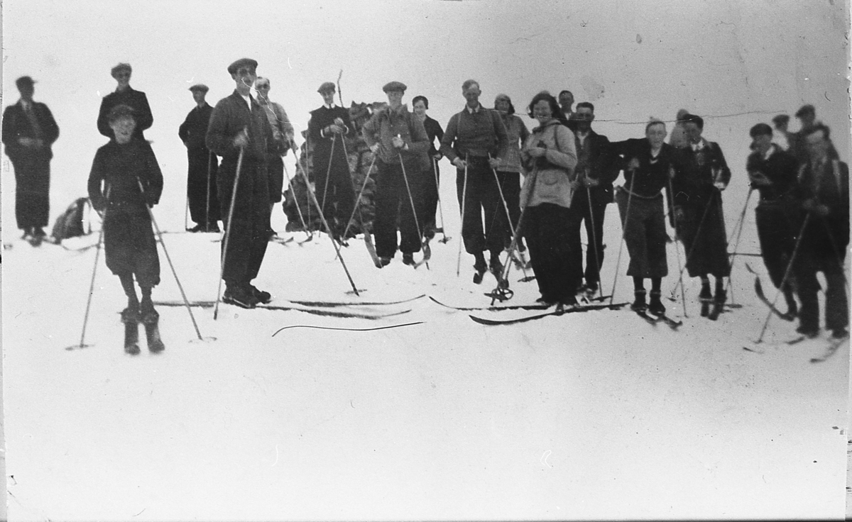 Ungdomslaget Tor på skitur, ved varden på Grågalten, 1937.