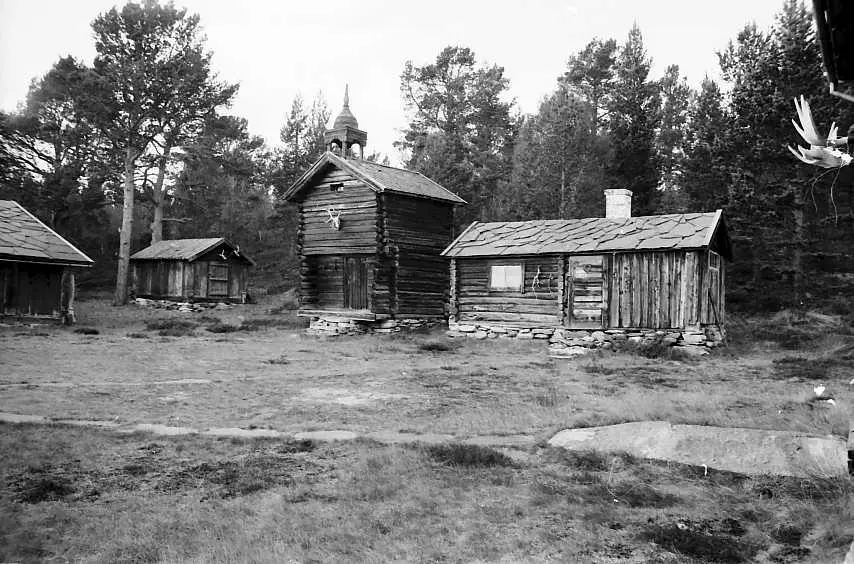 Gårdsplass, forskjellige små bygninger. 