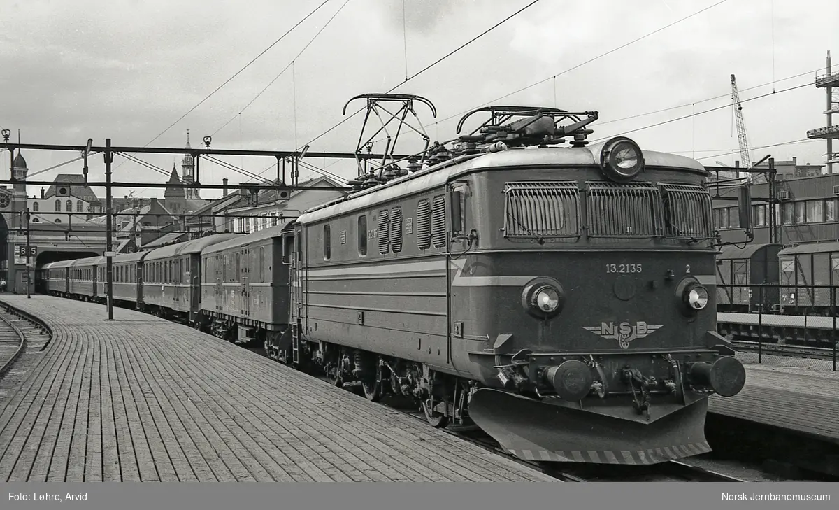 Elektrisk lokomotiv El 13 2135 med hurtigtog til Otta, tog 307, på Oslo Østbanestasjon