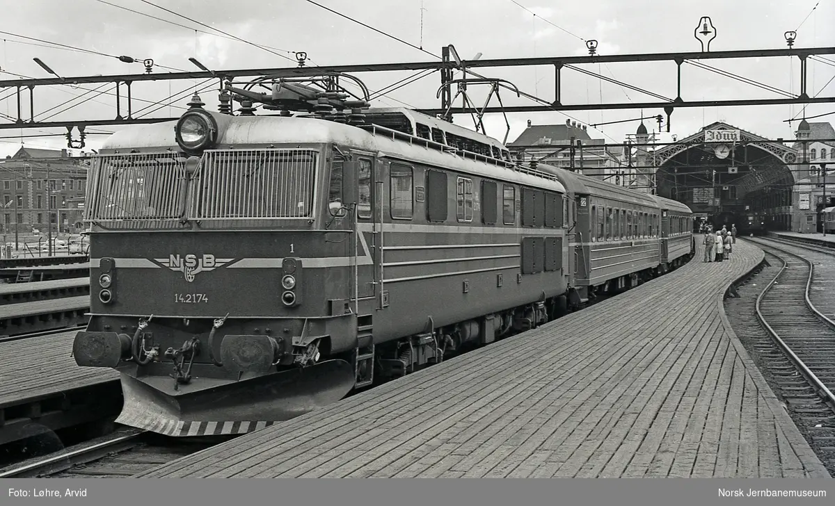 Elektrisk lokomotiv El 14 2174 med ekspresstog til Trondheim, tog 403, på Oslo Østbanestasjon