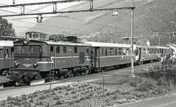 Elektrisk lokomotiv El 9 2063 med persontog til Myrdal på Fl