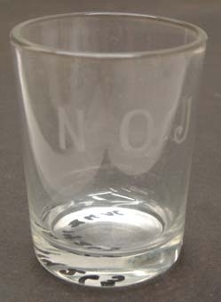 Ofärgat glas med vita graverade initialer: "NOJ".