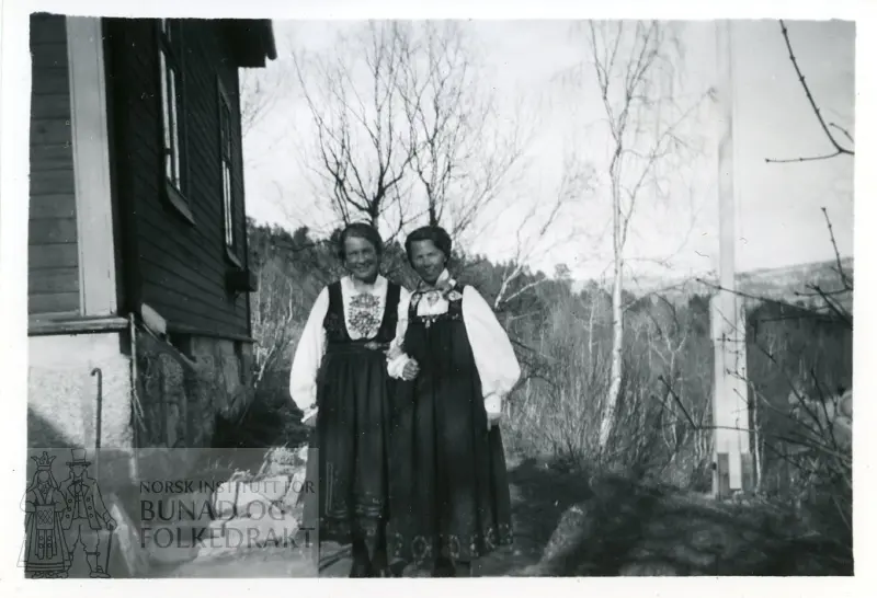 To kvinner i bunad (Klara Semb til v.)
