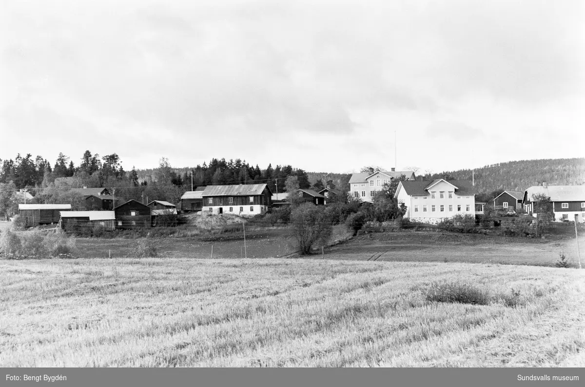 Lantgårdar i Sköle by i Matfors. Vyer tagna norrut från Rännöhållet.