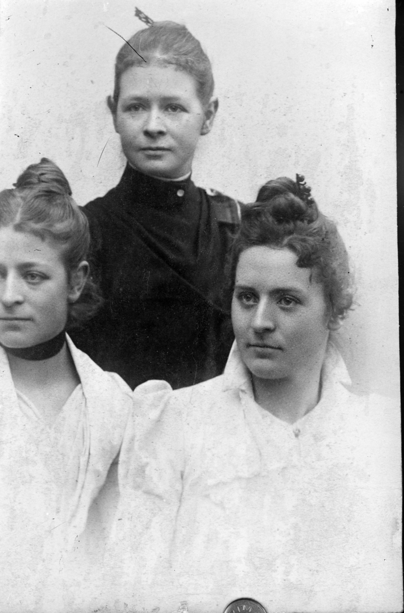Reprofotografi av tre unge jenter. De to fremste har oppsatt hår.