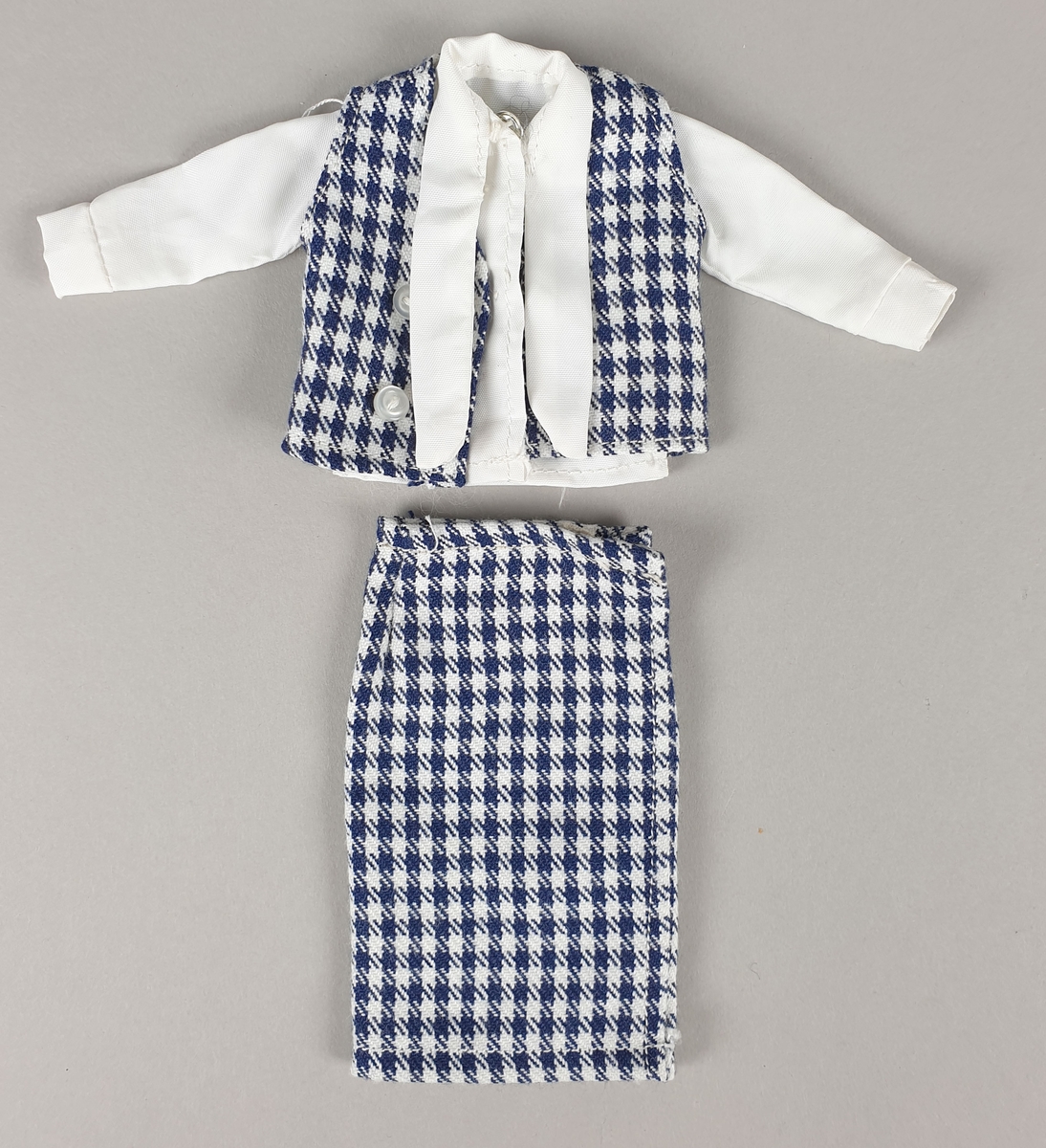 Drakt bestående av bluse (jakke) og skjørt i blått og hvitt.