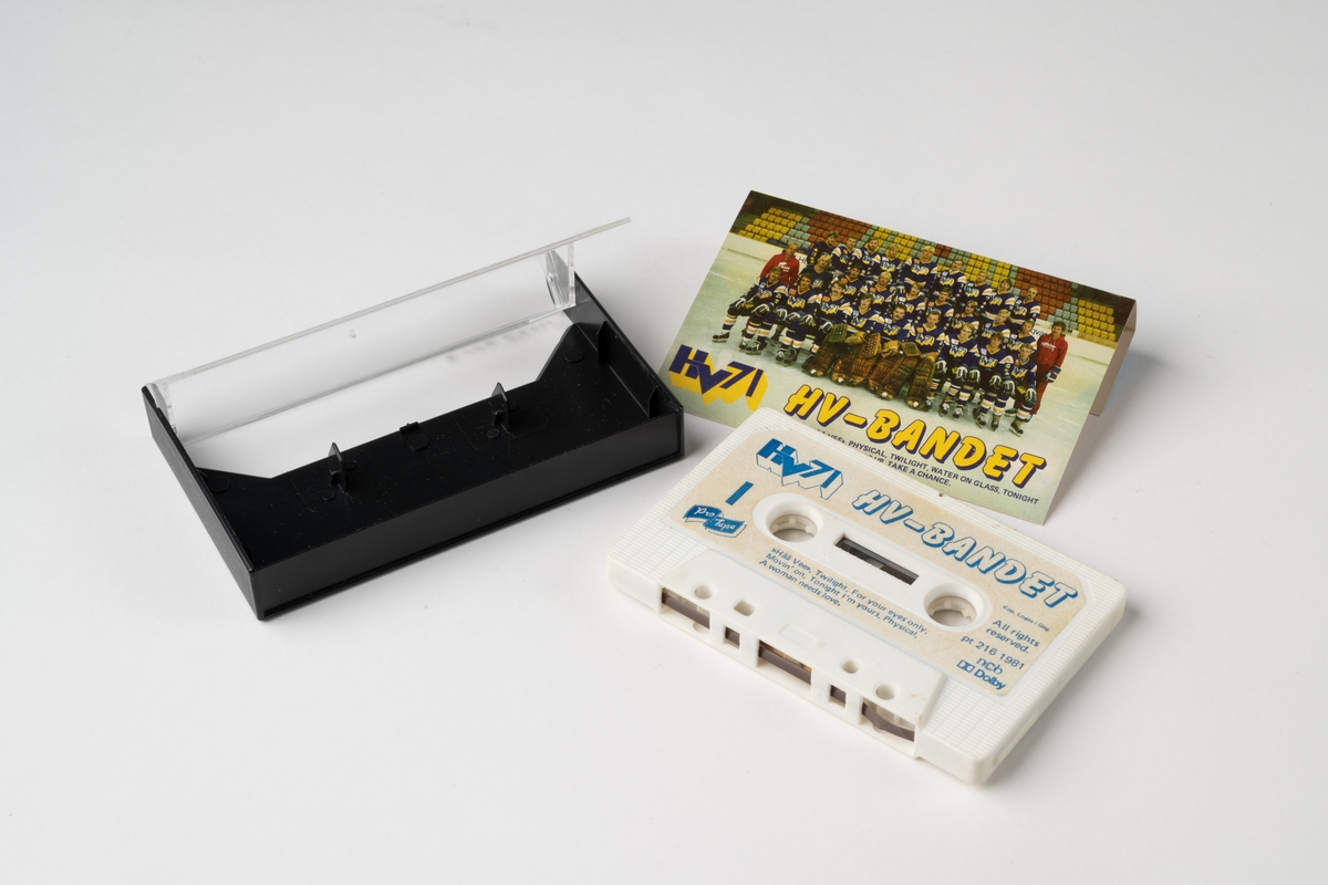 Kassettband (magnetband med musik upprullat på två spolar i plasthölje), av vit plast i fodral av svart hårdplast. I fodralet finns pappersinlaga med färgfoto av ishockeylaget HV71. Innehåller bland annat första HV-låten, "Håå Vee". Se vidare Historik.

JM.48900:1, kassettband
JM.48900:2, pappersomslag
JM.48900:3, plastfodral