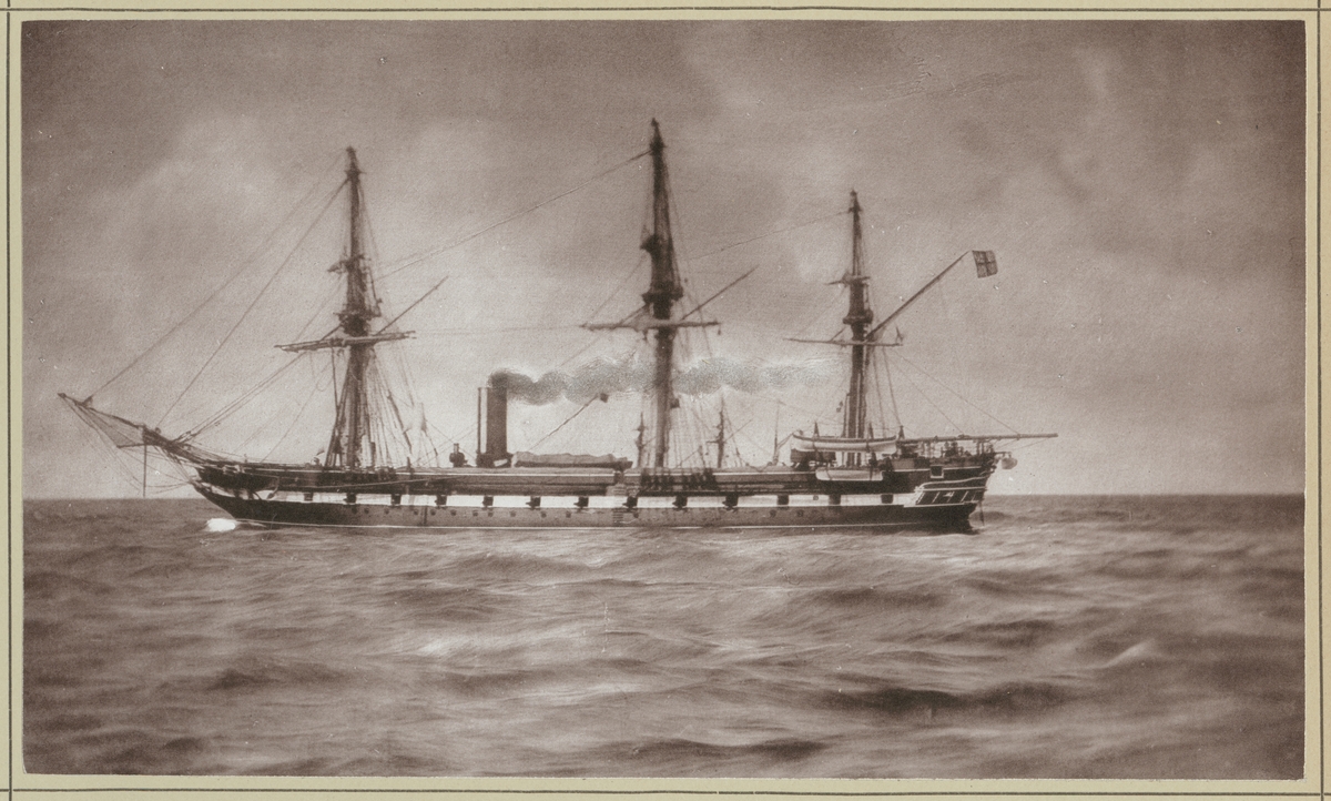 Bilden visar den tyska fregatten SMS Hertha till havs. På grund av motvind gå den på ångmaskin.