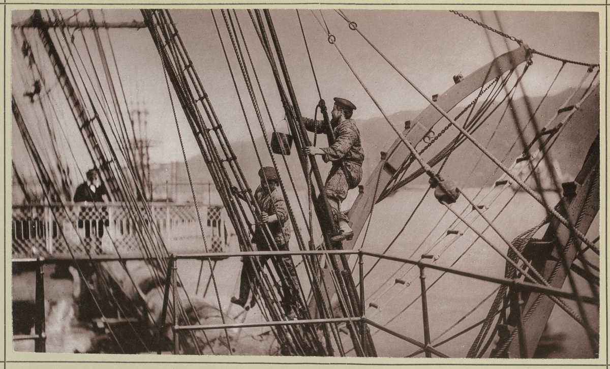 Bilden visar manskapet ombord på korvetten Stosch som är sysselsatt med underhållsarbeten på skeppet. Här håller de på med ett tackelarbete som heter "Labsalben". Det är en behandling av den stående riggen mot uttorkning.