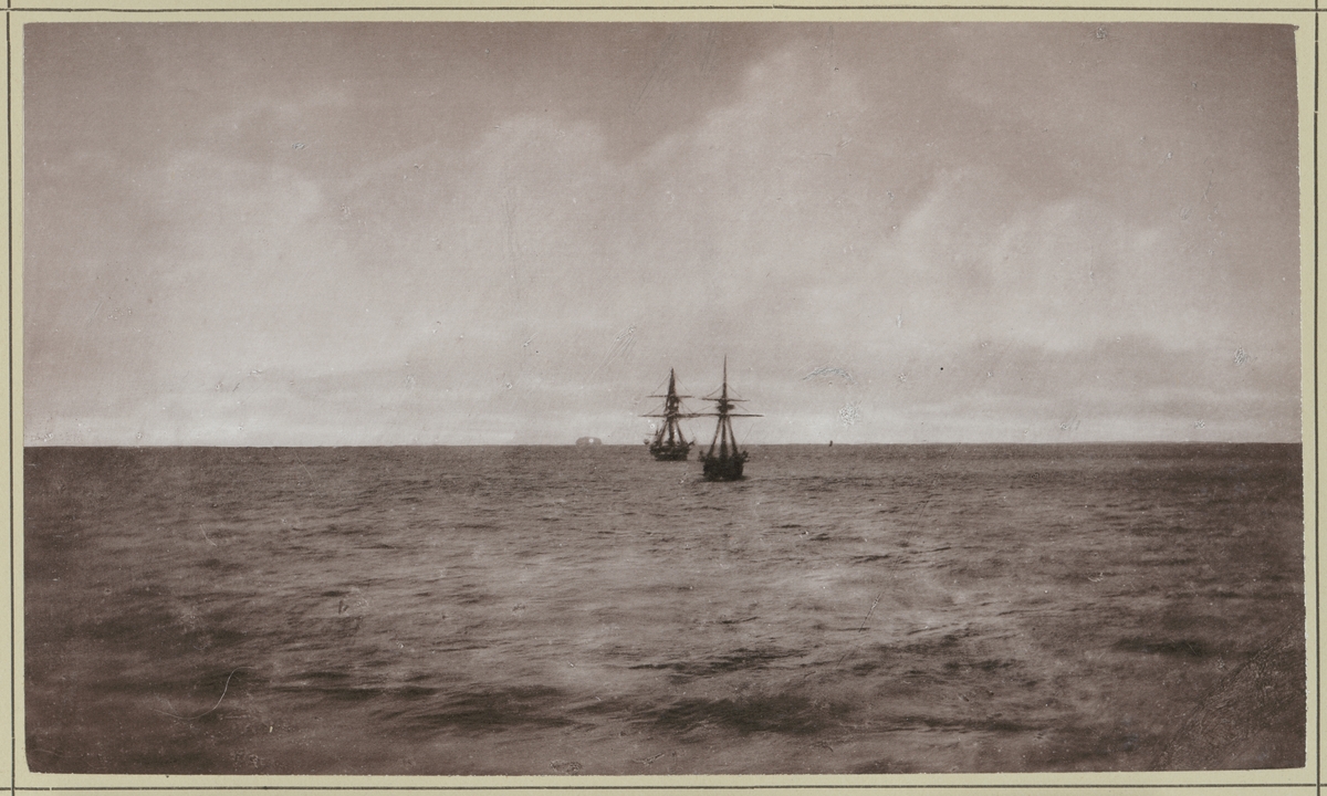 Bilden föreställer segelfartyg till hav som håller på med seglingsmanöver.