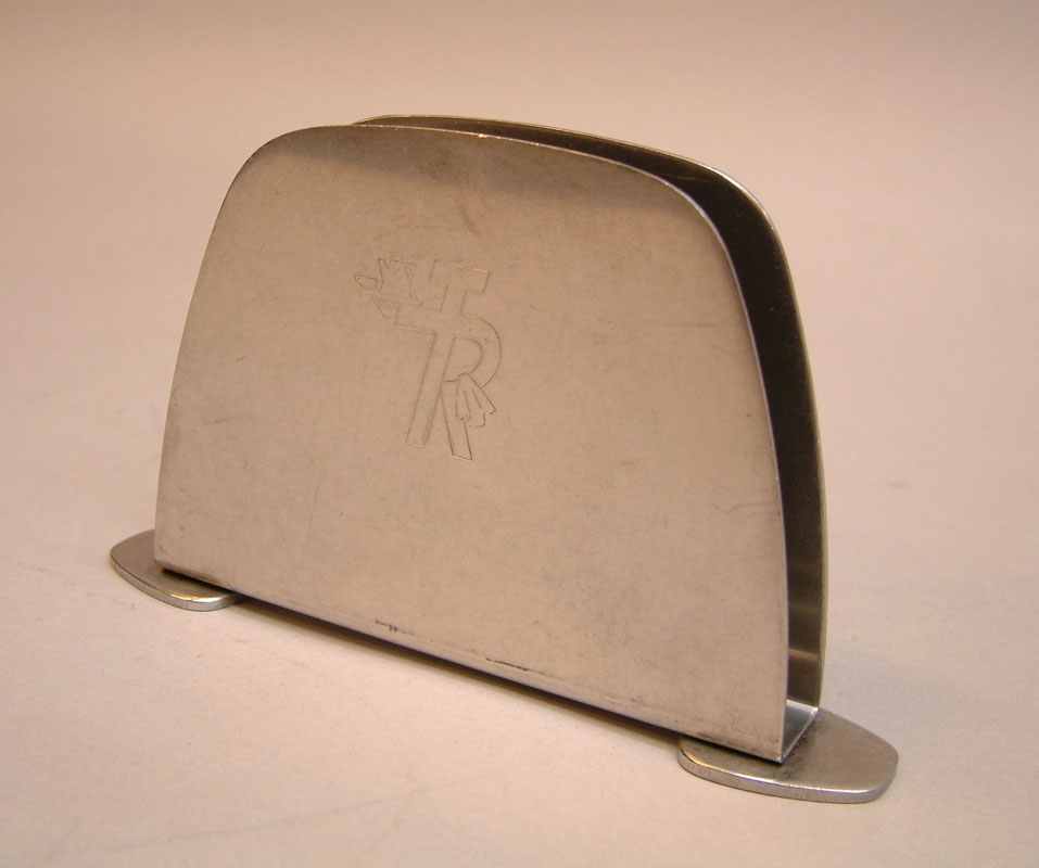 Servetthållare i rostfritt stål.
För placering på bord.
TR-märkning i form av 'TR-pojken' enbart på den ena sidan, annars är den identisk med Jvm18324-1.