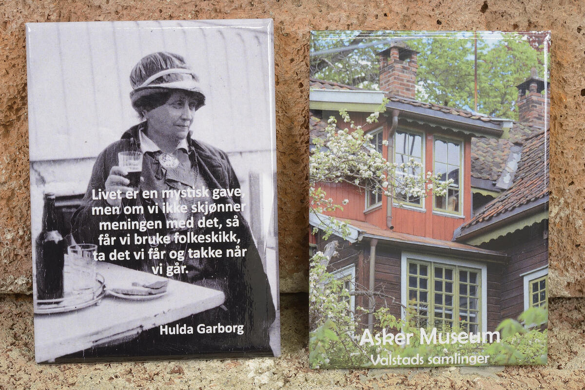 Her et par av magnetene som du finner i museumsbutikken vår. Hulda med herlige visdomsord og Valstads kunstnerhjem (6,5x9 cm) kr. 75,- pr. stk. (Foto/Photo)