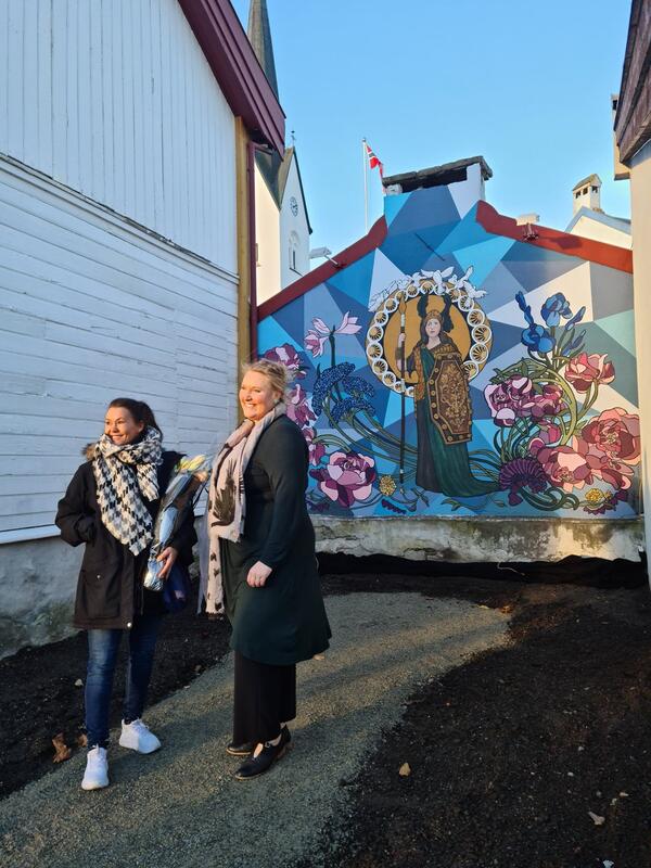 The artist Anna Louise and director of the museum, Annika, in front of the new mural at Kirsten Flagstad museum