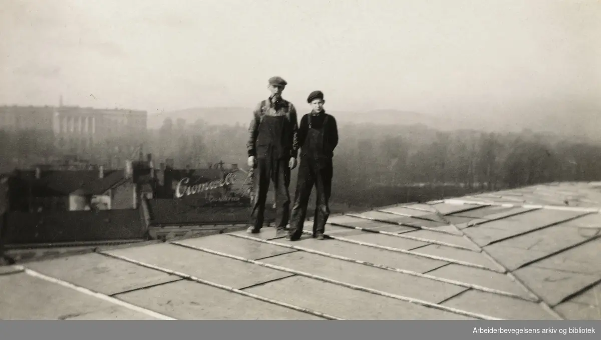 Takarbeider på Hotel Continental med Slottet i bakgrunnen, 1932..
