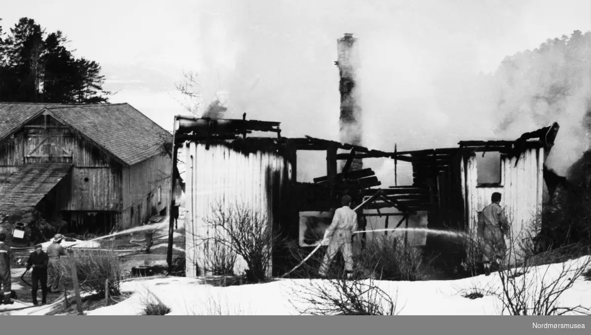 Brann på Aspøya 16/2-84."  - Bolighuset til Ole Sundmørsvik på Aspøya brant ned til grunnen i 1984. Brannen startet i sikringsskapet. Ingen personer ble skadet i brannen. - Bildet er fra avisa Tidens Krav sitt arkiv i tidsrommet 1970-1994. Nå i Nordmøre museums fotosamling.