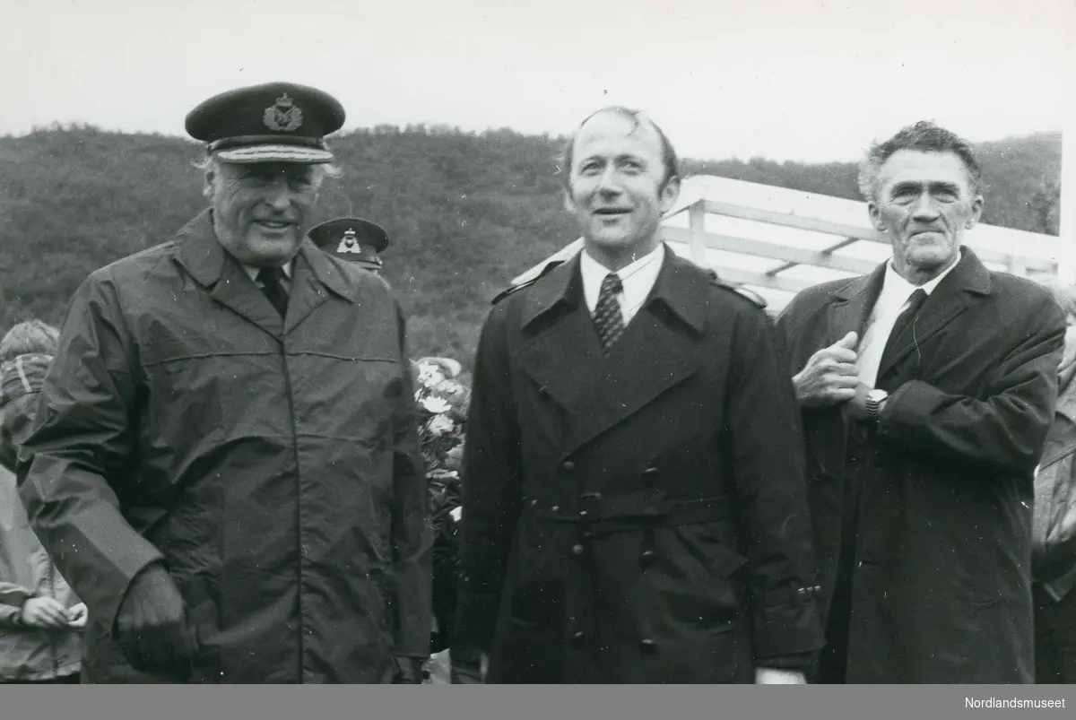 Åpning av Engeløybruene i Steigen i 1978. Fra venstre Kong Olav V., ordfører Jan A. Laxaa og vegsjef i Nordland Erik Bjørnstad.