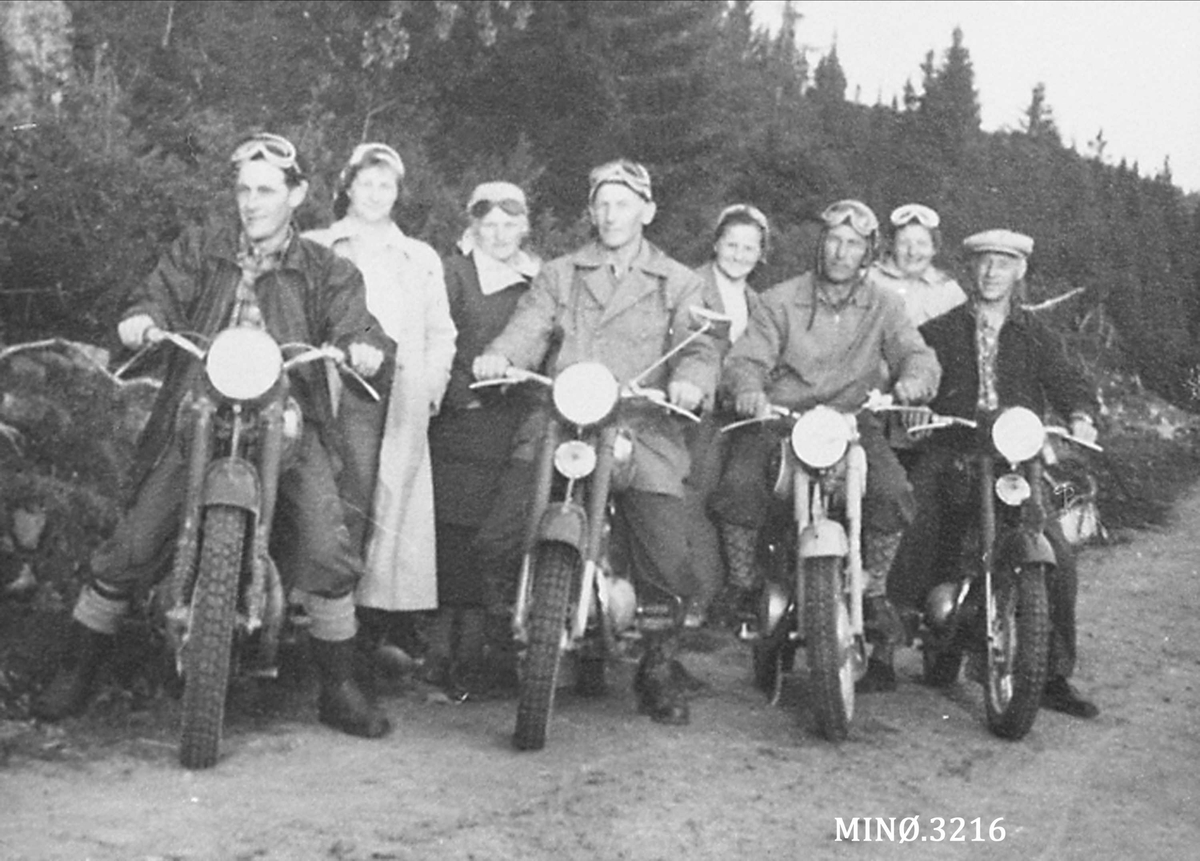 Fire unge menn på motorsykkel/tempo/lett el, fire kvinnelige passasjerer.