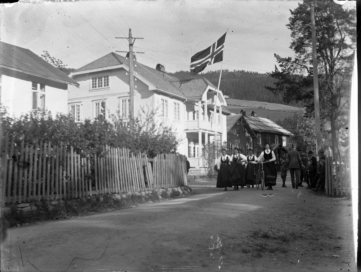 Gatemotiv med kvinner i folkedrakt, Stakk og liv.

Fotosamlingen etter Olav Tarjeison Midtgarden Metveit, (1889-1974), Fyresdal. Senere (1936) kalte han seg Olav Geitestad.