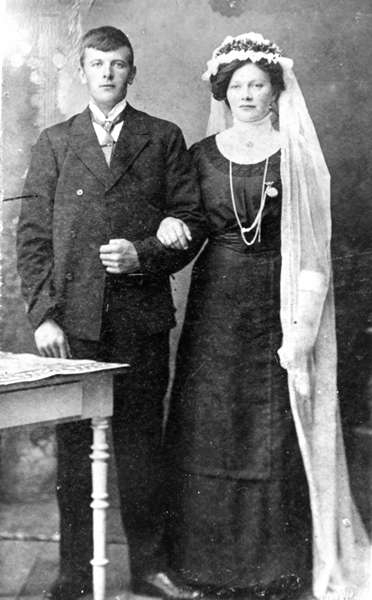 Brudebilde av ekteparet Hagbart Andreas Knudsen og Elisabeth Pedersen fra Skogsøya i Øksnes.