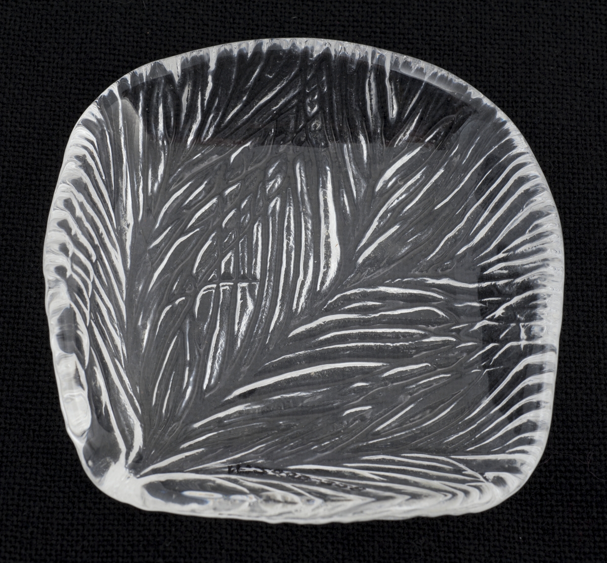 Firkantet kuvertaskebeger i klart, mønstret glass trolig fra serien Furu fra Hadeland Glassverk. 