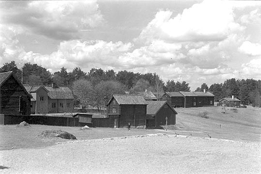 Utsikt över museet från herrgården, Vallby friluftsmuseum i Västerås.