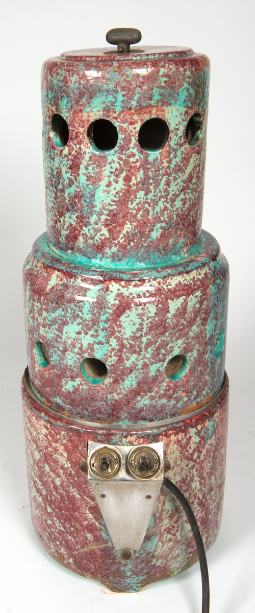 Mønstret keramikkovn i lysegrønt og burgunder.
