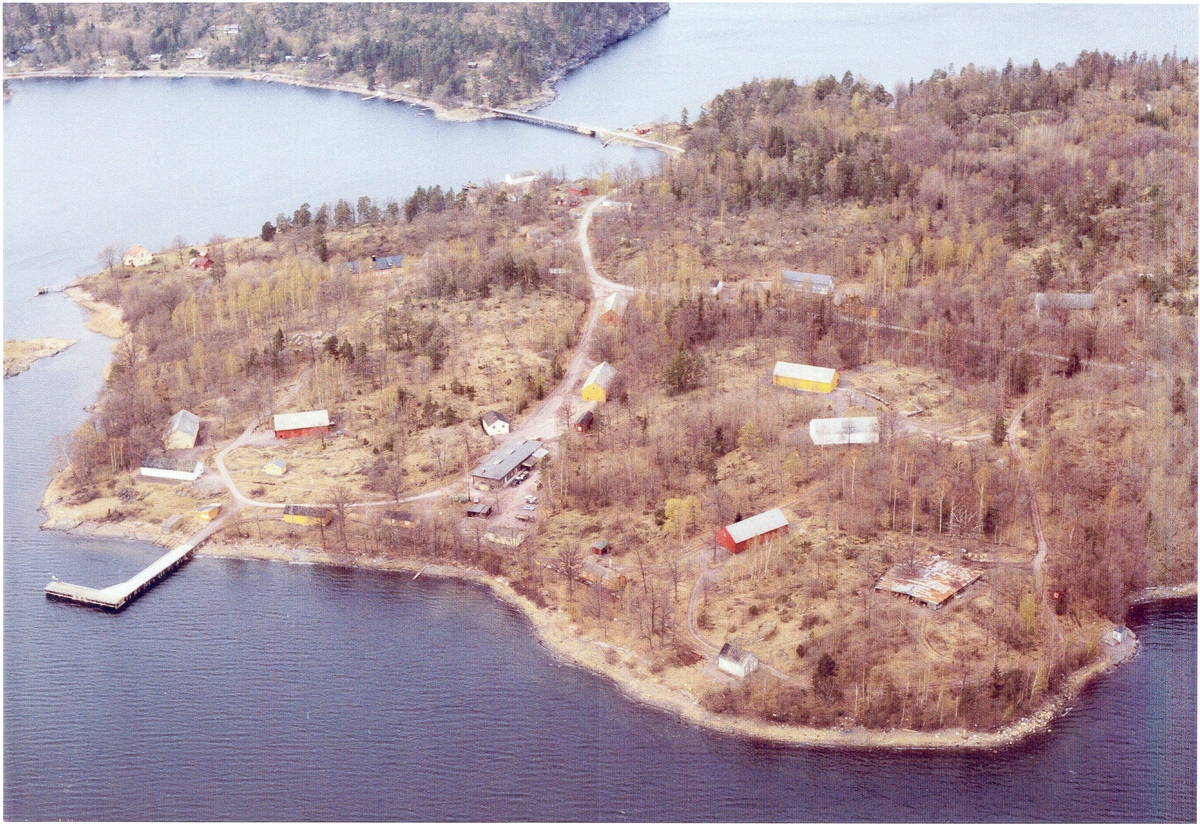 Fra Mellomøya med broa over til Løvøya