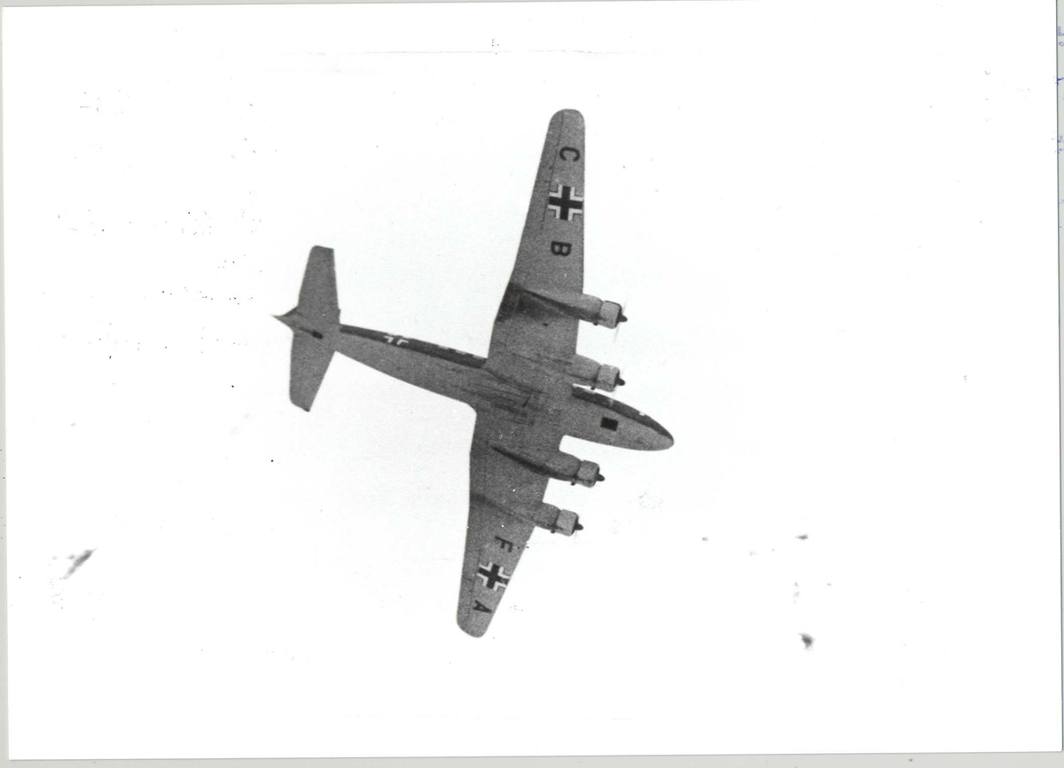 Bildet viser et tysk Focke Wulf Fw 200 med Stammkenzeichen CB+FA. Tilhørighet til denne fabrikkoden er i øyeblikket ukjent. Men den er sannsynligvis en tidlig kode, eller den tilhørte en spesiell avdeling uten de vanlige standard avdelingskodene. Flyet kan ha vært en del av den tidlige invasjonsflåten. (kilde; Jørn Nikolaysen)